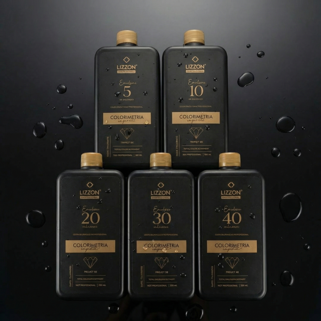 Cinco frascos pretos do Kit Emulsão Oxidante Colorimetria Express (5 unidades), cada um rotulado com 5, 10, 20, 30 e 40 volumes com detalhes em dourado, estão dispostos em uma superfície escura com gotículas de água.