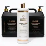 Três produtos da Lizzon Professional são mostrados: dois grandes recipientes pretos com os rótulos Smart Shampoo e Smart Balm do Kit Liso Blindado Blond + Lavatório Inteligente, além de um frasco alto branco de Volume Control Blond no centro.