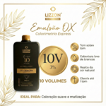 É apresentado um frasco de 900 ml da Emulsão Oxidante Express 10Vol., que oferece tons sobre tons, cobertura cinza, cor natural aprimorada, coloração e tonalização suaves, além de clareamento de até um nível.