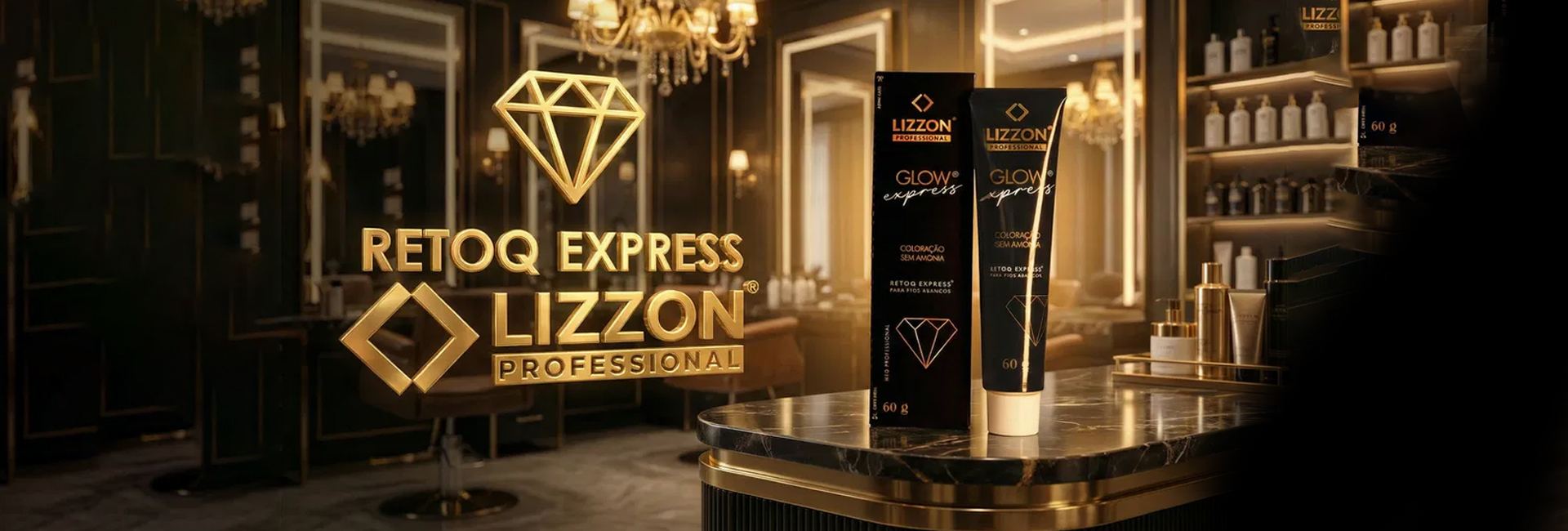 Um tubo preto e dourado com o rótulo Glow Expert da Lizon Professional está exposto em um balcão de mármore em um luxuoso salão de beleza com lustres e prateleiras de produtos para cabelo. Um logotipo e um texto dourados aparecem ao lado do produto.