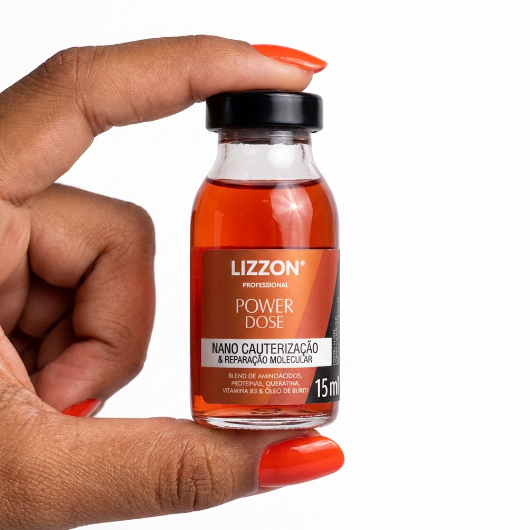 Uma mão com unhas pintadas de laranja segura um frasco de 15 ml de líquido laranja com o rótulo 