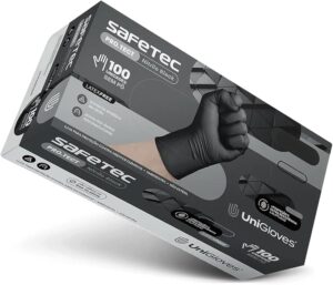 É mostrada uma caixa de Luva Nitrilo Black M, exibindo um punho em uma luva preta. A embalagem contém 100 luvas de tamanho médio, sem látex.