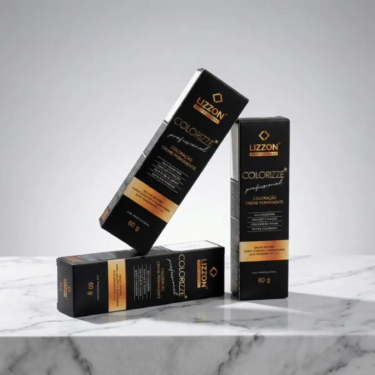 Três caixas pretas e douradas da coloração permanente de cabelo Lizzon Professional Colorizze estão dispostas em uma superfície de mármore branco, com uma caixa em pé e duas caixas deitadas.