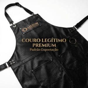 Um avental de couro preto com detalhes em metal e bolsos é colocado na horizontal. O texto Lizzon Design Leather, COURO LEGÍTIMO PREMIUM e Padrão Exportação é exibido em dourado sobre o avental.