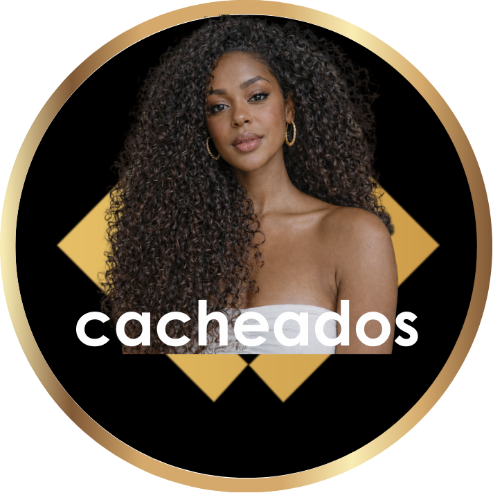 Uma mulher com cabelos longos, escuros e bem cacheados de lizon usa um top branco sem alças e brincos de argola, posando em frente a um fundo de diamante preto e dourado com a palavra cacheados na imagem.