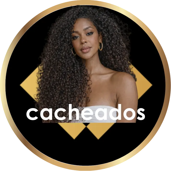 Uma mulher com cabelos longos, escuros e bem cacheados de lizon usa um top branco sem alças e brincos de argola, posando em frente a um fundo de diamante preto e dourado com a palavra cacheados na imagem.