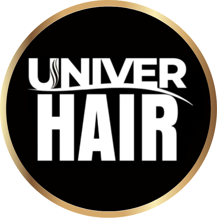 Um logotipo circular com um fundo preto e uma borda dourada fina. As palavras UNIVER HAIR estão em texto branco em negrito, com um desenho ondulado, inspirado em um cabelo de lagarto, na letra U.