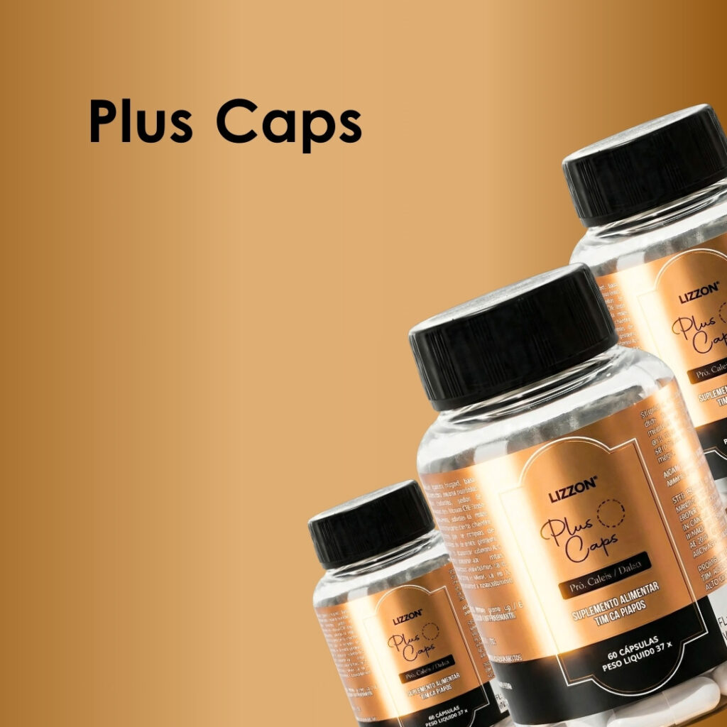 Três frascos plásticos transparentes do suplemento alimentar Lizzon Plus Caps com tampas pretas e rótulos dourados aparecem em um fundo gradiente dourado. O texto Plus Caps é exibido em preto no lado esquerdo da imagem.