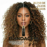 Uma mulher com cabelos volumosos e cacheados está dividida ao meio; um lado é menos definido, o outro é mais definido e brilhante. No centro, há um frasco com o rótulo Creme Ativador de Cachos: Leave In Blindagem Capilar 300ml. O texto aparece em português.