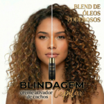 Uma imagem dividida mostra uma mulher com cabelos cacheados: cachos mais soltos à esquerda, cachos definidos à direita. Abaixo de seu rosto está um frasco de Creme Ativador de Cachos (combo 12unid): Leave In 12x300ml. O texto em português aparece acima e abaixo.