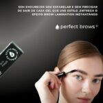 Uma mulher aplica gel para sobrancelhas com um pincel em sua sobrancelha direita. O close-up mostra seu rosto e uma caixa preta com o rótulo 