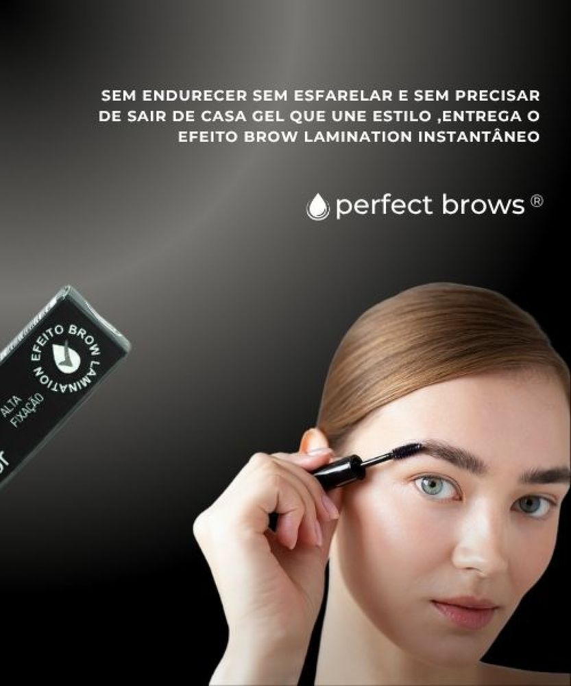 Uma mulher aplica gel para sobrancelhas com um pincel em sua sobrancelha direita. O close-up mostra seu rosto e uma caixa preta com o rótulo 