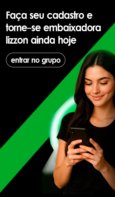 Mulher jovem com longos cabelos escuros sorri enquanto olha para seu smartphone. O fundo apresenta formas diagonais em preto e verde. O texto em português convida os usuários a se registrarem e se tornarem embaixadores da Lizzon hoje mesmo com a lizzon.
