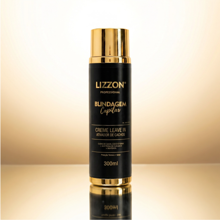 Um frasco preto e dourado de Ativador de Cachos: Creme Leave In Blindagem Capilar, 300 ml, está na vertical em uma superfície reflexiva contra um fundo dourado.