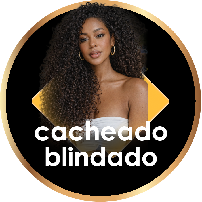 Uma mulher com cabelo cacheado longo e volumoso, estilizado com Lizzon e brincos de argola dourados, usa um top branco de ombros caídos. As palavras cacheado blindado aparecem sobre a imagem em texto branco em negrito dentro de uma moldura circular com bordas douradas.
