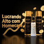Três produtos da linha “Lucrando alto com homecare” estão expostos sobre uma superfície preta com detalhes dourados. À esquerda, o texto diz “Lucrando Alto com Homecare”. O fundo exibe moedas de ouro e uma seta apontando para cima.