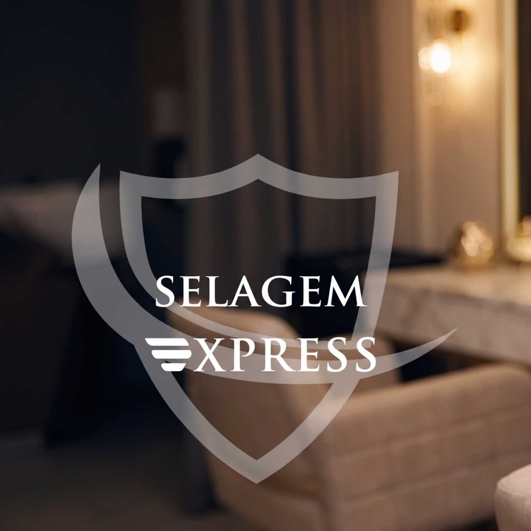 Um logotipo em forma de escudo translúcido com as palavras “Selagem Express Técnica Avançada Pós Liso” aparece sobre um fundo desfocado que mostra uma cadeira bege, uma mesa e um abajur aceso.