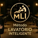 Duas pessoas com uniformes pretos estão em um salão elegante com iluminação dourada. Entre elas, há um logotipo que mostra uma pessoa reclinada, o texto "MLI Lizzon" e, abaixo, "Método Lavatório Inteligente".