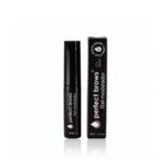 Um tubo preto de sobrancelhas perfeitas: sobrancelhas blindadas fica ao lado de sua caixa preta correspondente, ambas com texto e logotipo brancos, cada uma com 6 ml.