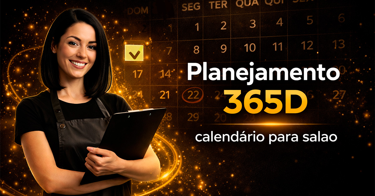 Uma mulher usando um avental preto segura uma prancheta e sorri em frente a um fundo escuro de calendário. O texto diz: Planejamento 365D calendário para salão em letras brancas e amarelas em negrito.