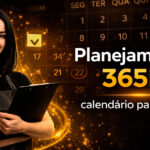 Uma mulher com um avental preto sorri, segurando uma prancheta em frente a um calendário brilhante. O texto diz: Planejamento 365d calendário para salão.