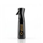 Um frasco de spray Borrifador Contínuo Nevoa Lizzon de 200 ml preto com detalhes em dourado fica na vertical contra um fundo branco, apresentando um bico curvo e uma alça ergonômica.