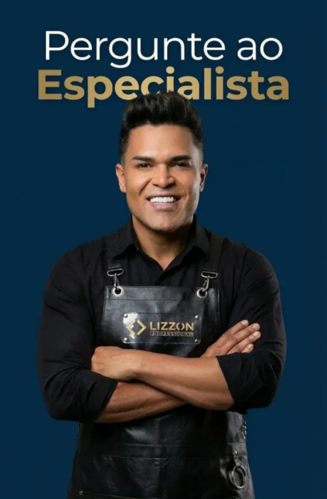 Uma pessoa usando um avental preto com o logotipo da Lizzon está sorrindo com os braços cruzados em um fundo azul. Acima, um texto em português diz Pergunte ao Especialista.