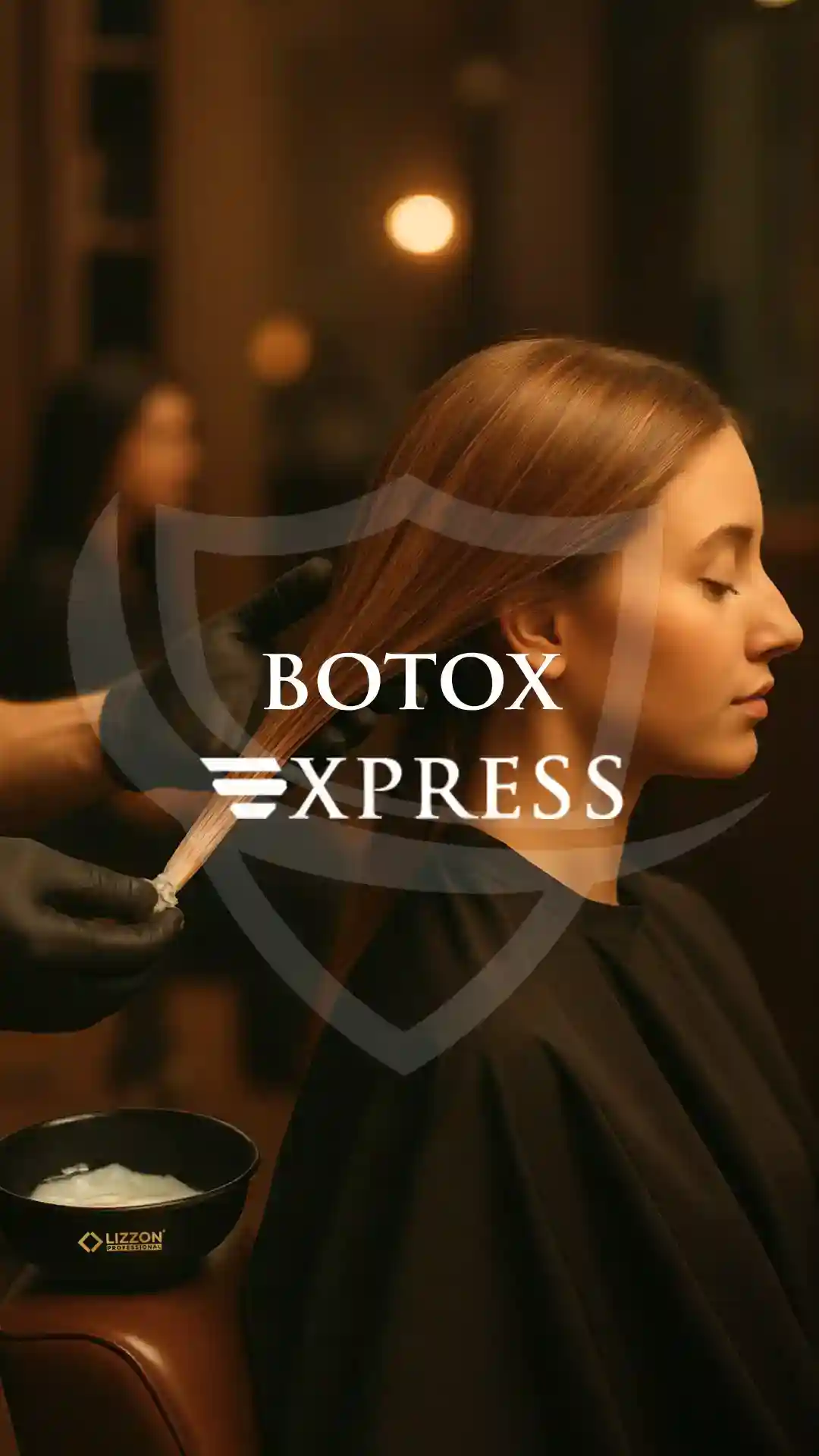 Uma mulher com cabelos castanhos lisos senta-se em uma cadeira de salão, com os olhos fechados, enquanto uma mão enluvada aplica o tratamento. "Curso Botox Express" é exibido em letras em negrito sobre a imagem.
