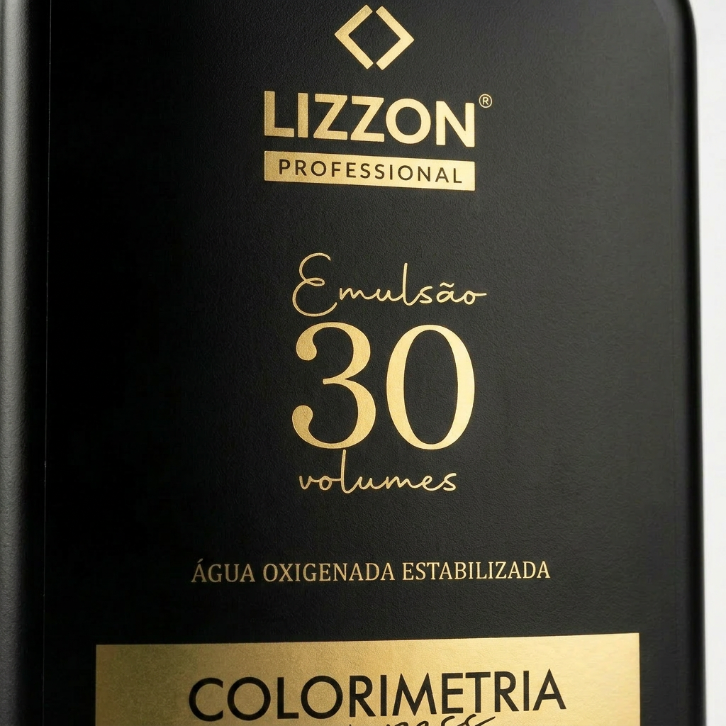 Close-up de um frasco preto rotulado como Lizzon Professional, com texto em dourado indicando Emulsão 30 volumes e Água Oxigenada Estabilizada, e Colorimetria em uma seção dourada na parte inferior.