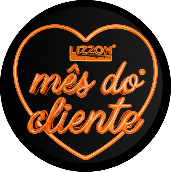 Um emblema circular preto com o contorno de um coração laranja. Dentro do coração, "Lizzon Profissional mês do cliente" está escrito em letras laranja em negrito, destacando a dedicação da marca Lizzon aos seus valiosos clientes.