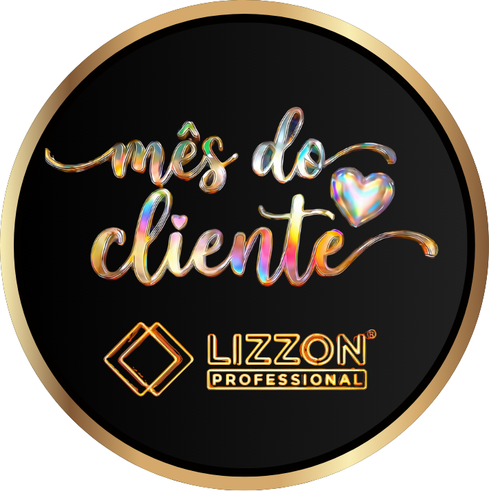 Distintivo circular com borda dourada e fundo preto. O texto iridescente diz mês do cliente com um coração holográfico e, abaixo, em dourado, Lizzon Professional e o logotipo em forma de diamante da Lizzon.