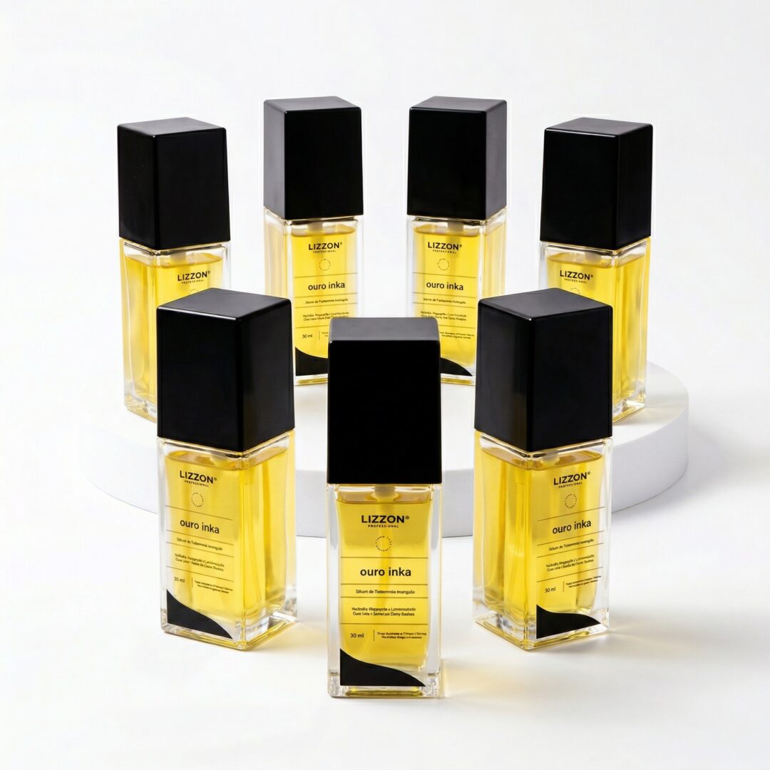 Seis frascos de líquido amarelo rotulados como Ouro Inka by Lizzon estão dispostos em um círculo em uma superfície branca, com três frascos elevados na parte de trás e três na frente. Cada frasco tem uma tampa preta e um corpo retangular transparente.