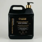 Um frasco preto de 2,5 litros do Lizzon Professional Smart Shampoo com um dispensador de bomba. O rótulo exibe um texto em dourado e branco descrevendo suas características, incluindo o complexo micelar e os benefícios antipoluição.