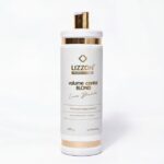 Um frasco branco e dourado com o rótulo Lizzon Professional Volume Control Blond e texto adicional em português. O frasco tem uma tampa dourada e contém 1.000 gramas de produto para cabelo.