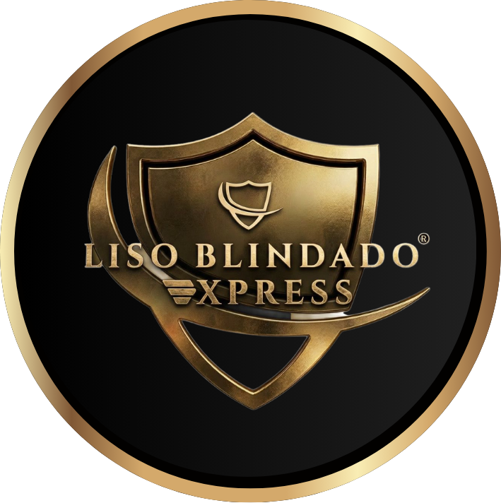 Um logotipo de escudo dourado com o texto Liso Blindado Xpress e lizzon em um fundo circular preto, delimitado por uma borda dourada. O escudo apresenta um contorno menor de um escudo em seu interior.