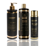 Três produtos de cuidados com os cabelos do Kit Cachos Blindados PRO estão na vertical: um frasco pump de 500 ml com o rótulo 15 em 1, um frasco de 1000 ml com o rótulo Volume Control e um frasco de 300 ml com o rótulo Blindagem Capilar.