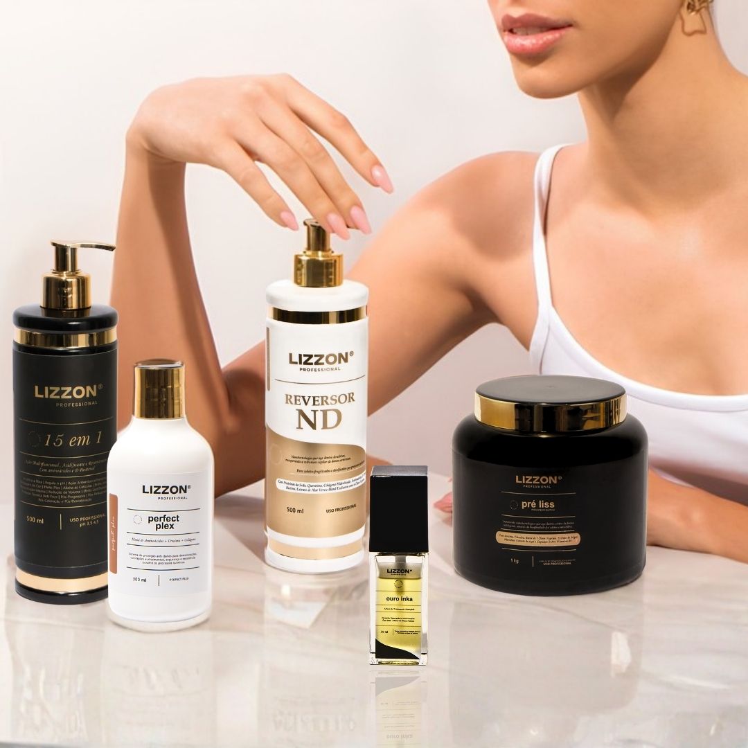 Uma mulher com uma camiseta regata branca apoia o braço em uma mesa branca que exibe cinco produtos de cuidados com o cabelo da Lizzon, incluindo garrafas, um frasco e um pequeno frasco. Os rótulos dos produtos estão visíveis.