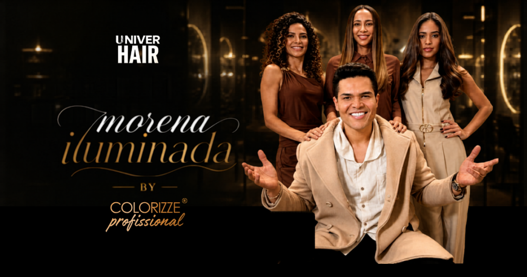 Quatro pessoas posam diante de um cenário escuro e elegante. Três mulheres estão em pé ao fundo, enquanto um homem sorridente está sentado à frente, com os braços abertos. O texto acima diz “Curso Coloração by Colorizze Professional” e “Univer Hair”.