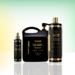 Três produtos de cuidados com os cabelos da Lizzon - Perfect Liss, Smart Shampoo em uma jarra grande com alça e Volume Control - são exibidos na vertical em um fundo gradiente verde e amarelo.