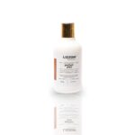 Um frasco branco de Perfect Plex com uma tampa dourada está centralizado em um fundo branco. O rótulo, que mostra os detalhes do produto, está claramente visível e seu reflexo aparece elegantemente abaixo do frasco.