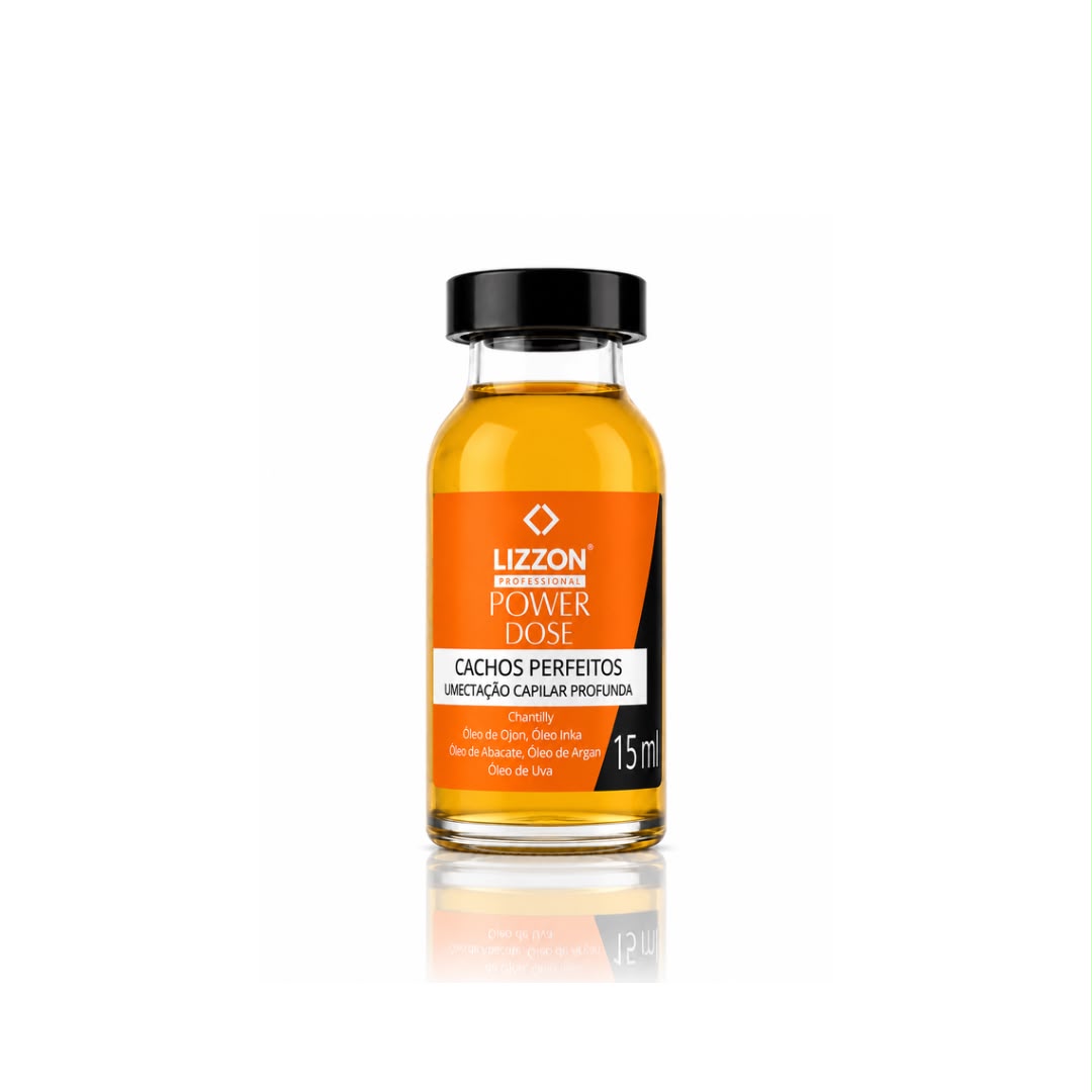 Um pequeno frasco de vidro de 15 ml com o rótulo “Lizzon Professional Power Dose Cachos Perfeitos Umectação Capilar Profunda”, contendo um tratamento capilar líquido amarelo e com uma tampa de rosca preta, está sobre um fundo branco.