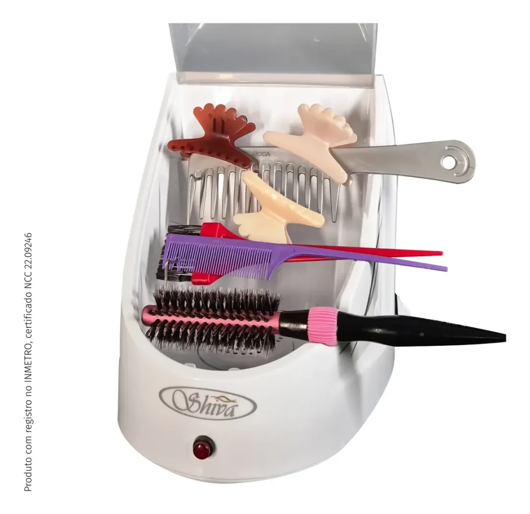 Um Higienizador de Escovas Shiva Care Preto 220 V que contém diversos utensílios de cabeleireiro, incluindo pentes, grampos de separação, uma escova redonda e uma escova para tintura, dispostos dentro do aparelho.