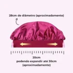 Um TOUCA DE CETIM DE DUAS FACE GRANDE rosa, com indicação de aproximadamente 28 cm de diâmetro e faixa medindo 20 cm, expansível até 30 cm. Setas amarelas e um gráfico de régua destacam as áreas medidas.