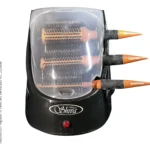 Um esterilizador elétrico de escovas de cabelo Shiva Care Preto 220 V, na cor preta, com três escovas redondas no interior e uma tampa transparente; um botão de ligar vermelho é visível na parte frontal, com três cabos de escova saindo do lado direito.
