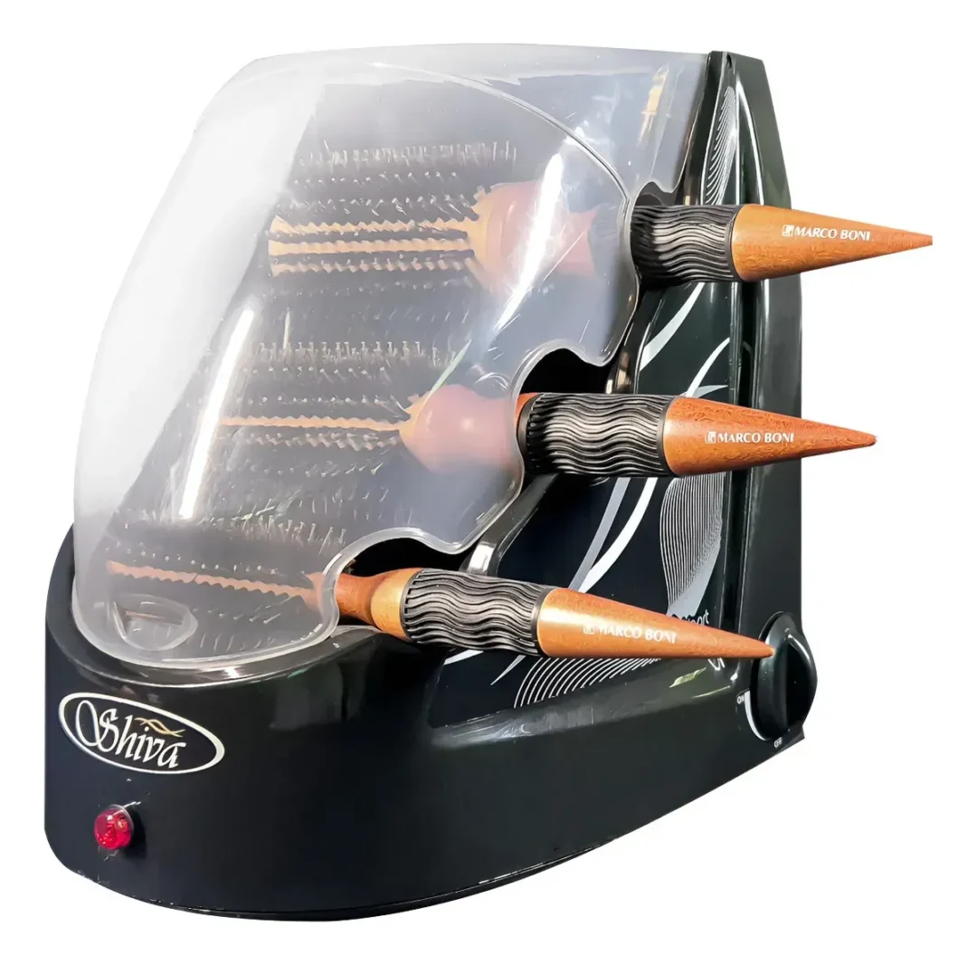 O Higienizador de Escovas Shiva Care Preto 220 V é um esterilizador de escovas de cabelo nas cores preto e prata, com capacidade para três escovas redondas da Marco Boni com cabos de madeira e cerdas pretas. Possui uma tampa transparente e um botão liga/desliga na parte frontal.
