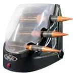 O Higienizador de Escovas Shiva Care Preto 220 V é um esterilizador de escovas de cabelo nas cores preto e prata, com capacidade para três escovas redondas da Marco Boni com cabos de madeira e cerdas pretas. Possui uma tampa transparente e um botão liga/desliga na parte frontal.