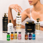 Uma pessoa vestindo uma regata branca exibe o kit de cuidados capilares Kit Tratamento Lizzon Advanced — composto por frascos, potes e pequenos frascos — cuidadosamente dispostos sobre uma superfície de mármore. Apenas a metade inferior do rosto e uma das mãos estão visíveis.