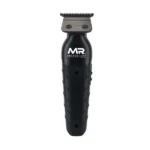 Um aparador de cabelo elétrico portátil, de cor preta, com empunhadura texturizada e uma lâmina larga em forma de T, com a inscrição “MAQUINA DE ACABAMENTO EDGE BIVOLT” em letras brancas na parte frontal.