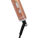 Um close-up do cabo em ouro-rosa do modelador de cabelos MODELADOR BEACH WAVE TRIONDAS BILVOLT, com a inscrição “LIZZ”, mostrando um botão liga/desliga, outro botão de controle, uma luz indicadora verde e um cabo de alimentação preto.