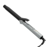 O MODELADOR PROFISSIONAL FOCUS 25 MM BIVOLT 450 F é um modelador de cabelos nas cores prata e preto, com uma pinça preta e um cabo integrado, exibido sobre um fundo branco.